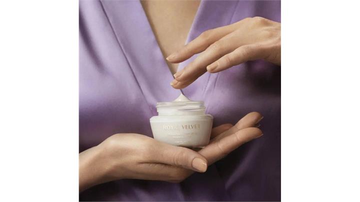 کرم روز رویال ولوت اوریفلیم ROYAL VELVET Firming Day Cream SPF 20